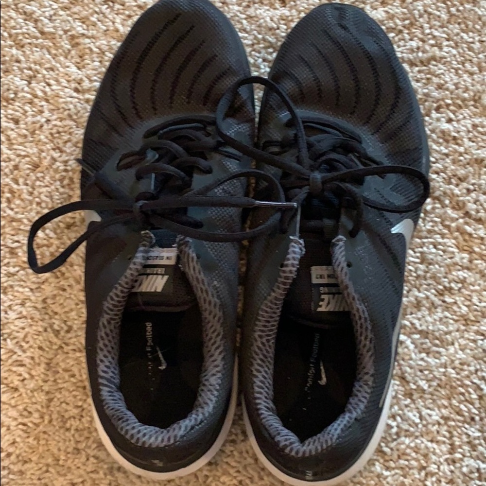 Black Nike training tennis shoes